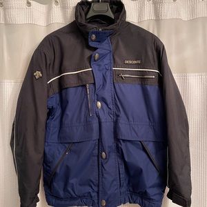 Like new DESCENTE ski jacket size M. Great looking stylish jacket. No stains,